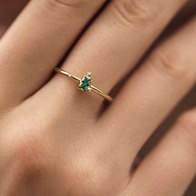 кольцо из золота с вертикальным изумрудом и бриллиантами в асимметричной закрепке