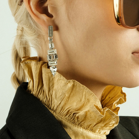 серебристые удлиненные серьги с геометрическими кристаллами