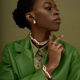 золотистый браслет с речным жемчугом и кристаллами chin-chin