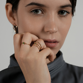 кольцо из желтого золота с бусинами и вставкой из демантоида