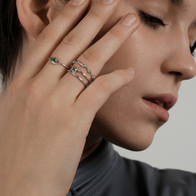 кольцо из белого золота с бусинами и вставкой из демантоида