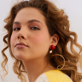 красные золотистые серьги-сердечки с подвесками из жемчужины