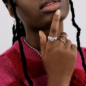 серебристое высокое кольцо с крупным кристаллом