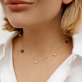 колье из серебра с жемчужными шариками