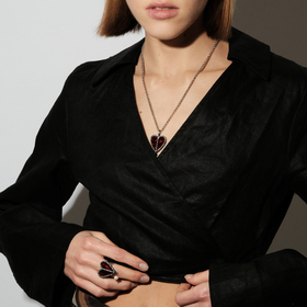 цепочка с кулоном с красным сердцем