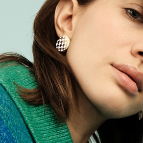 покрытые лимонным золотом серебряные серьги с узором «гусиная лапка» из белой эмали