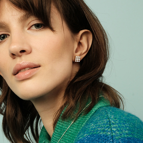 покрытые лимонным золотом серебряные пусеты с узором «гусиная лапка» из белой эмали