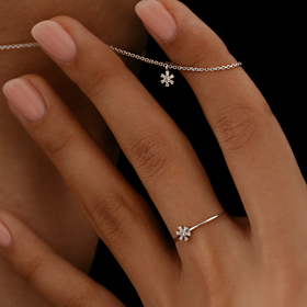 кольцо с цветком из белого золота с микробриллиантами