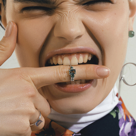 кольцо из белого золота с зелеными сапфирами