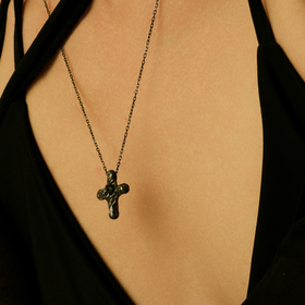 кулон крест из серебра со вставкой из шпинели