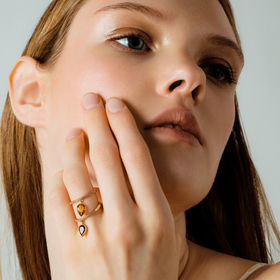 кольцо-дорожка из серебра с каплей граната в позолоте