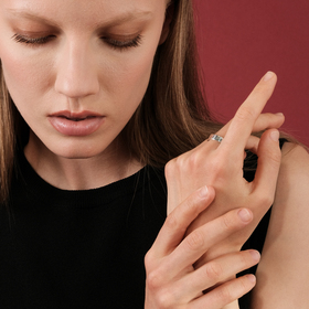 женское кольцо-крыло из серебра