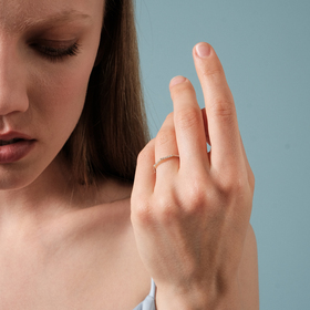 кольцо hexo diamond из золота с дорожой из бриллиантов