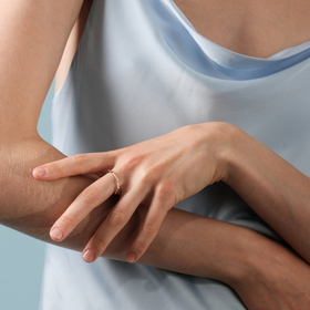 кольцо hexo diamond из золота с дорожой из бриллиантов