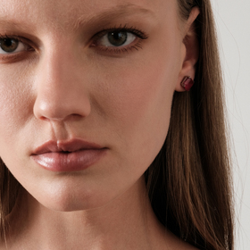 серьги пусеты с рубиновым кварцем