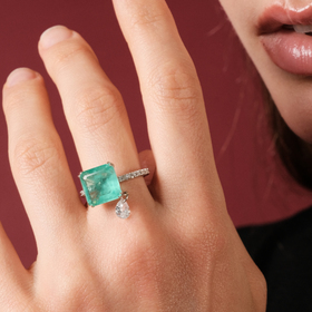 кольцо с изумрудным кварцем и фабулитами  с подвеской