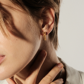 позолоченный пусет с буквой «д»