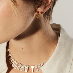 позолоченный пусет с буквой «м»