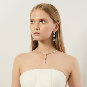 poison flower. серебристые серьги с цветами из циркония и хрустальной подвнеской в форме груша