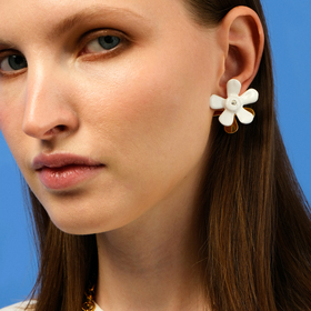 позолоченные серьги белые цветы