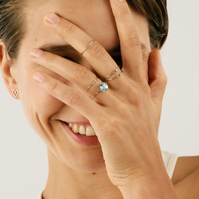 кольцо invisible из золота с изумрудом