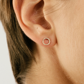 пусета little black dress из золота с белым топазом