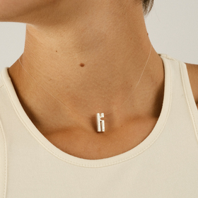 покрытая серебром подвеска из бронзы c буквой «к» на леске