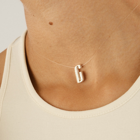 покрытая серебром подвеска c буквой «с» на леске из бронзы