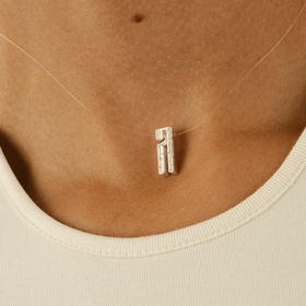 покрытая серебром подвеска из бронзы c буквой «л» на леске