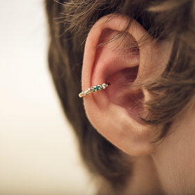 кафф с изумрудом и бриллиантами