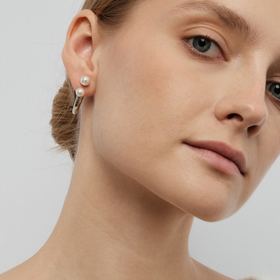 серебристые круглые серьги-джекеты с белыми бусинами