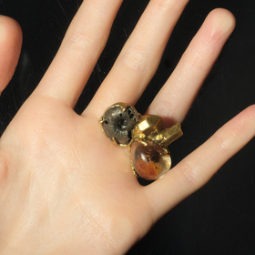 кольцо из латуни со вставками: аммонит, кварц аквариумный