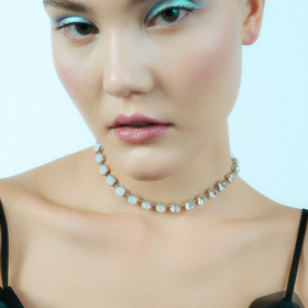 серебристое колье с прозрачными и белыми камнями