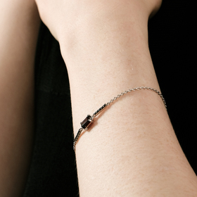 браслет из белого золота с гранатом и бриллиантами nightshade