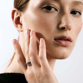 кольцо из белого золота с топазом и бриллиантами nightshade