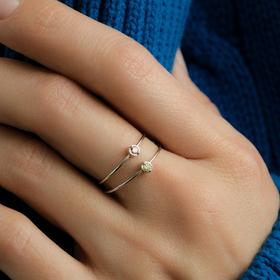 кольцо из белого золота с розовым микробриллиантом