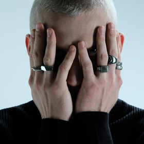 кольцо мороз по коже с гранатом